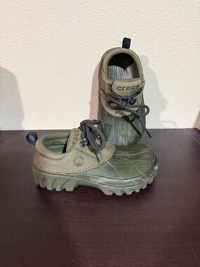 CROCS Kids M 1/ W3 Olive Green Camo Axle All Terrain Croslite Lace Shoes